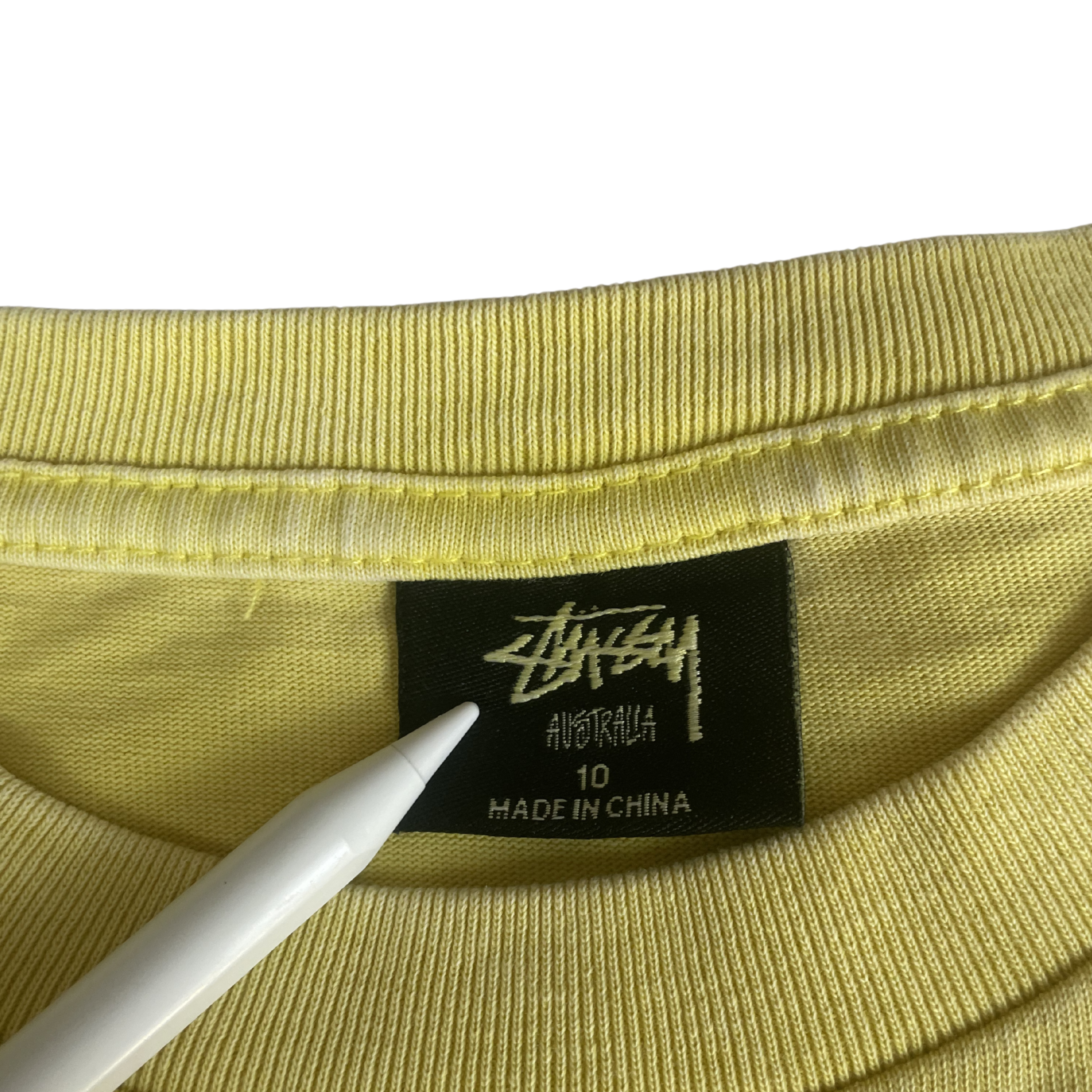 Stussy Vintage T-Shirt – Custom Obarvené na Světle Žlutou