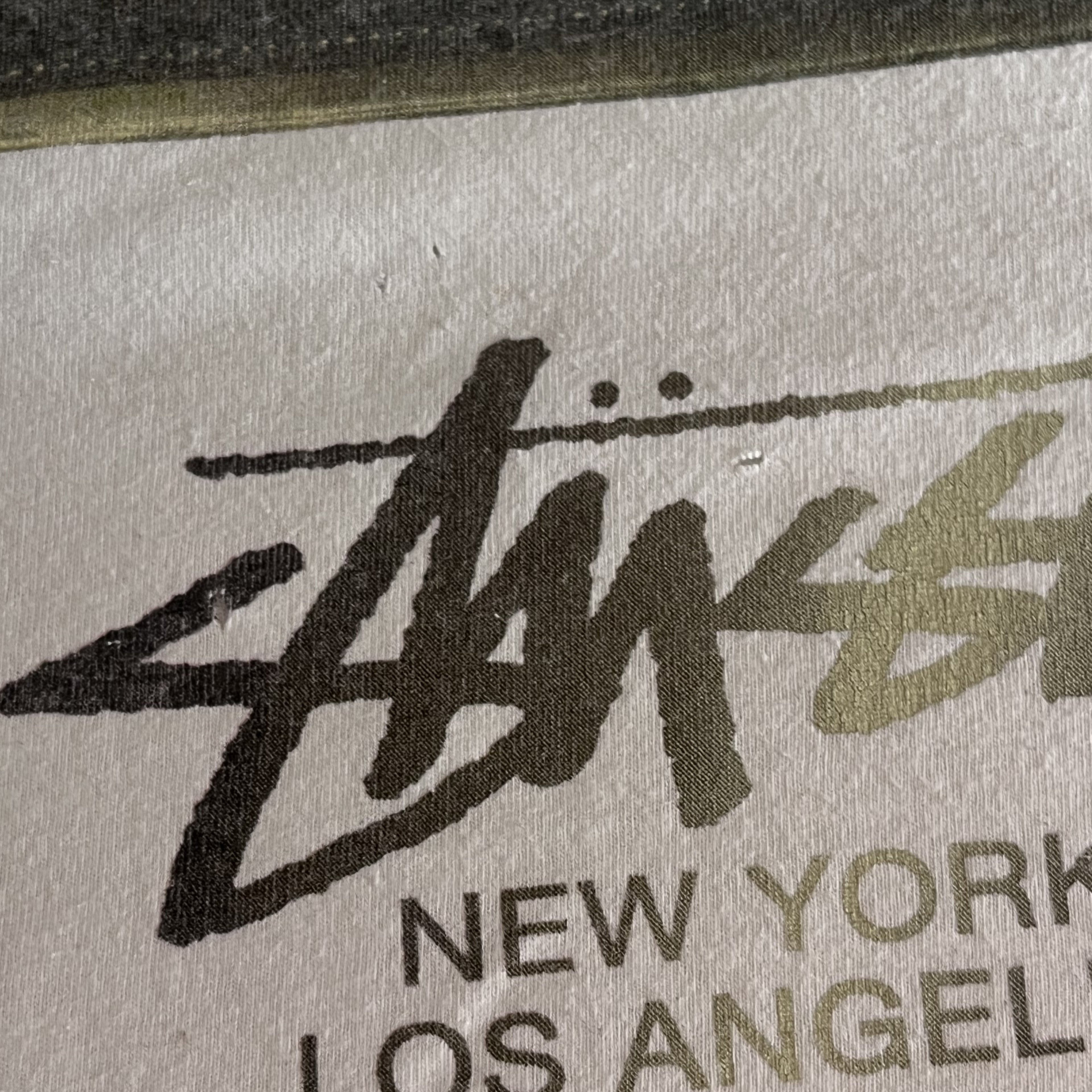 Stüssy "World Tour" Gold Frame Tee – White / M