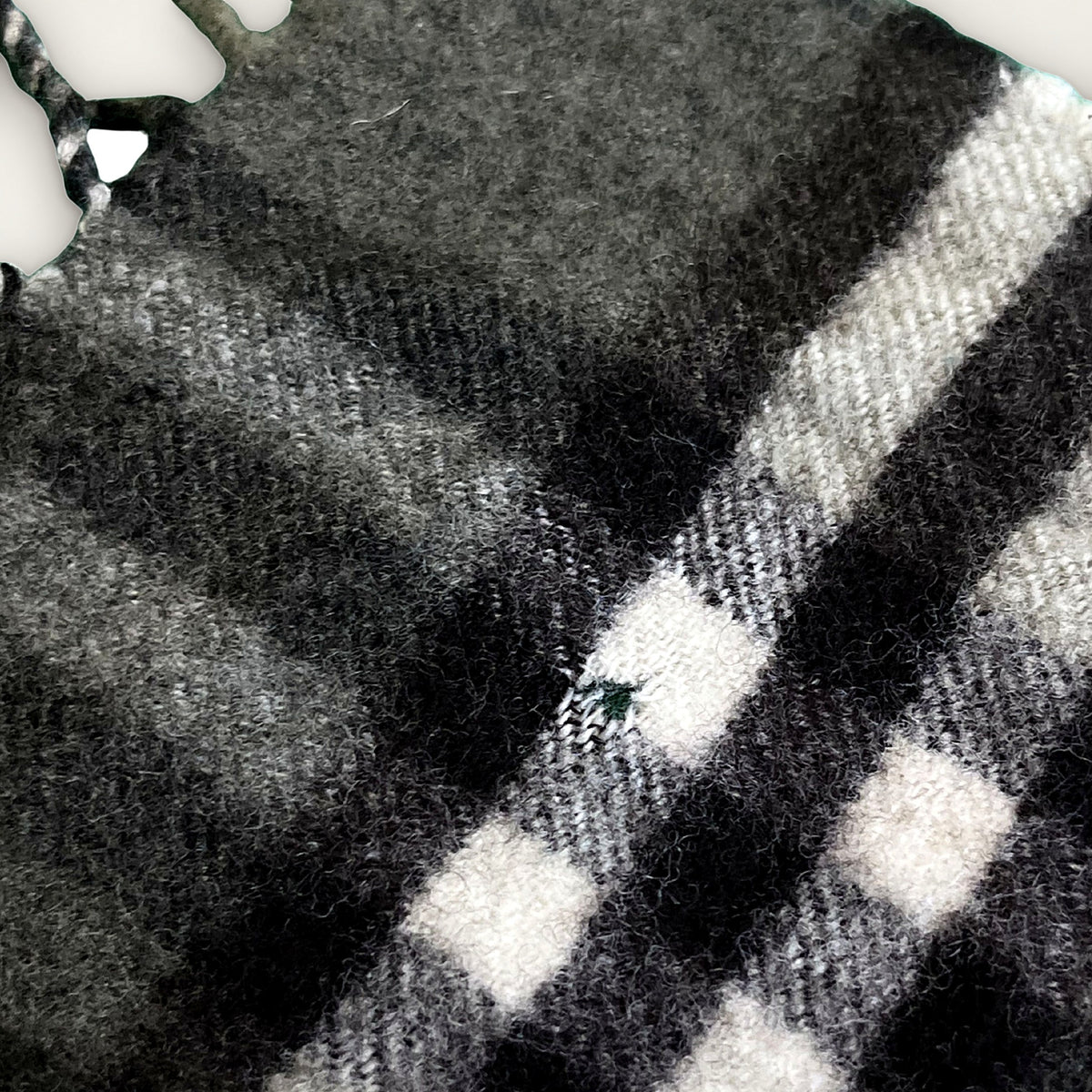 Burberry šedá kostkovaná šála