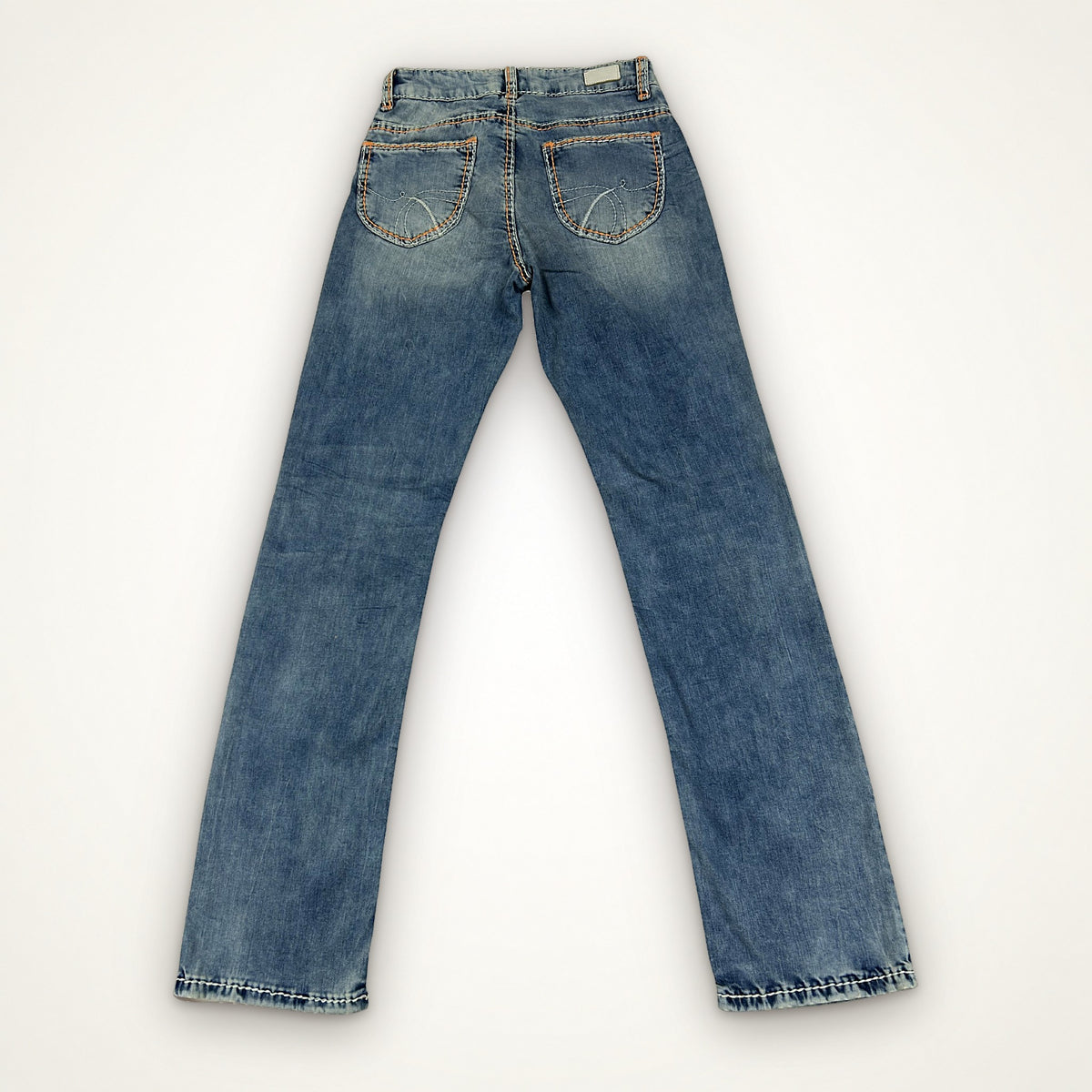Soccx Denim Straight Leg Jeans – Medium Wash s Oranžovým Prošíváním