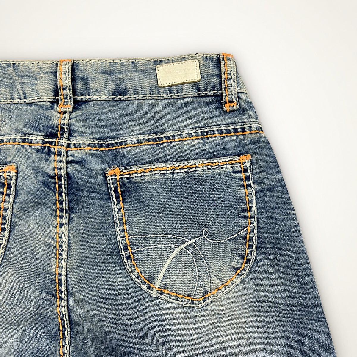 Soccx Denim Straight Leg Jeans – Medium Wash s Oranžovým Prošíváním