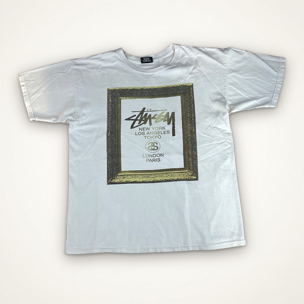 Stüssy "World Tour" Gold Frame Tee – White / M
