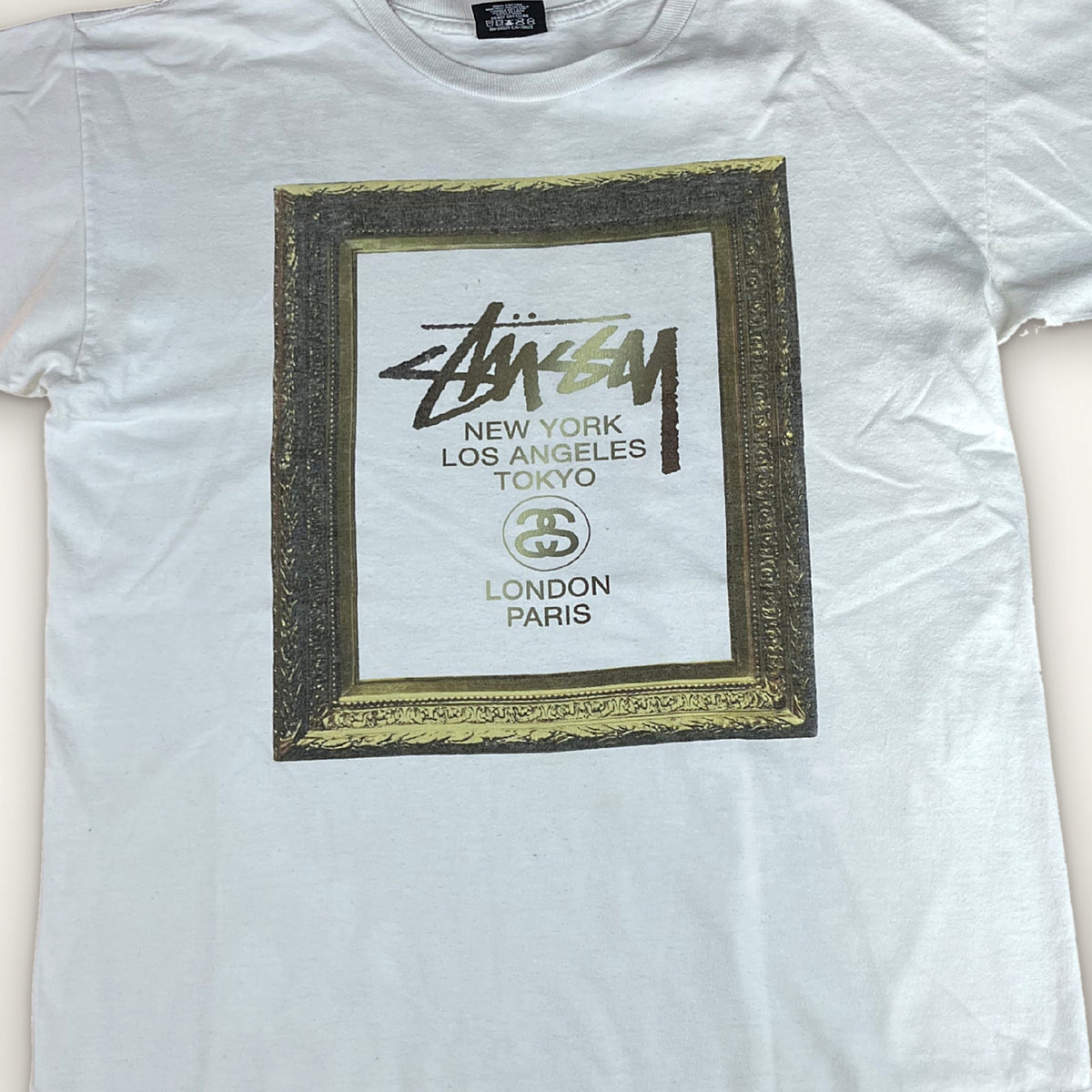 Stüssy "World Tour" Gold Frame Tee – White / M